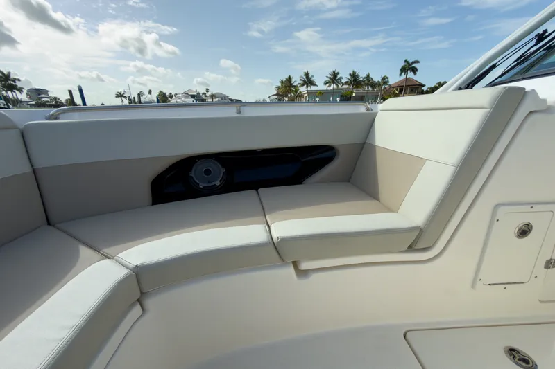 Slide: The Image of Boston Whaler 240 Vantage 2026 - 19