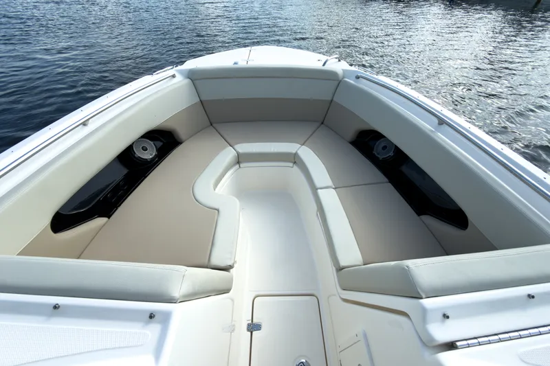 Slide: The Image of Boston Whaler 240 Vantage 2026 - 18