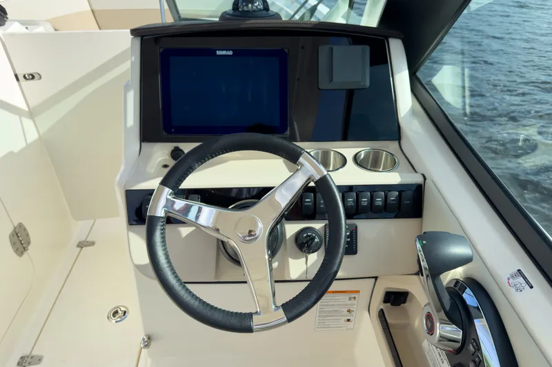 Slide: The Image of Boston Whaler 240 Vantage 2026 - 9