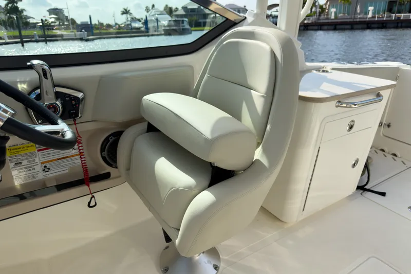 Slide: The Image of Boston Whaler 240 Vantage 2026 - 8