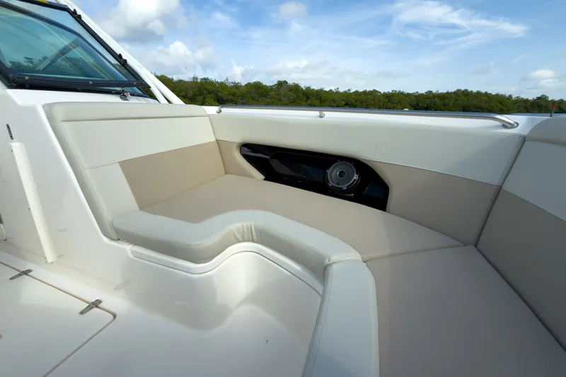 Slide: The Image of Boston Whaler 240 Vantage 2026 - 20