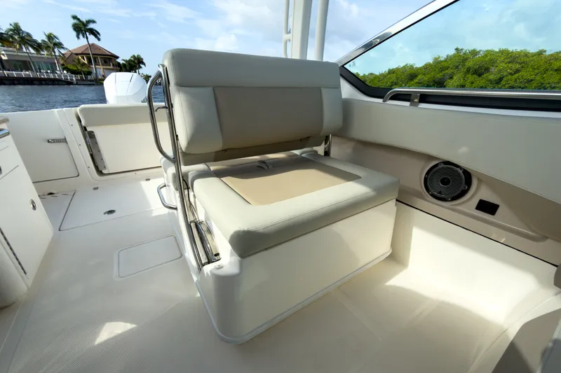 Slide: The Image of Boston Whaler 240 Vantage 2026 - 12