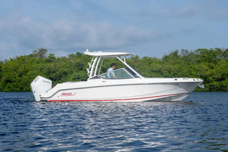 Slide: The Image of Boston Whaler 240 Vantage 2026 - 24