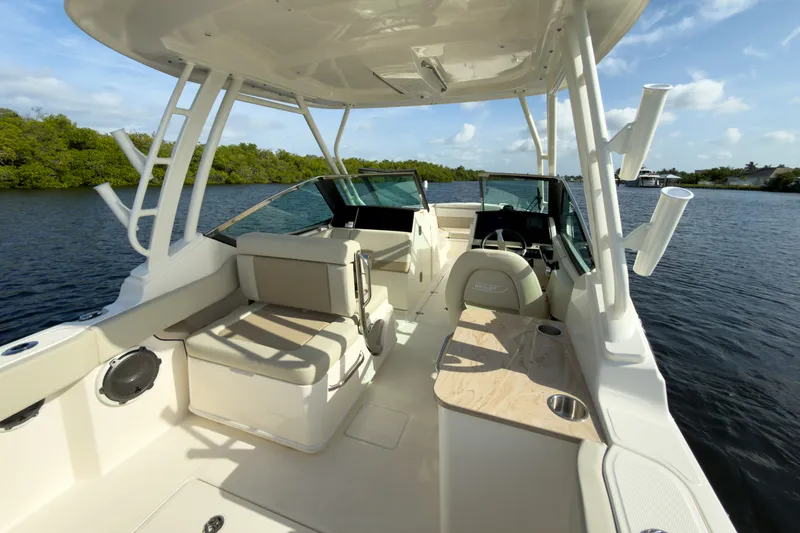Slide: The Image of Boston Whaler 240 Vantage 2026 - 5
