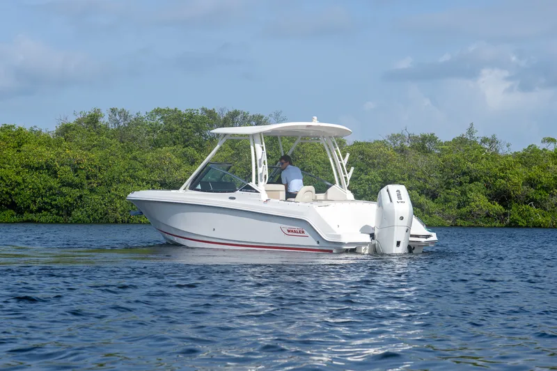 Slide: The Image of Boston Whaler 240 Vantage 2026 - 3