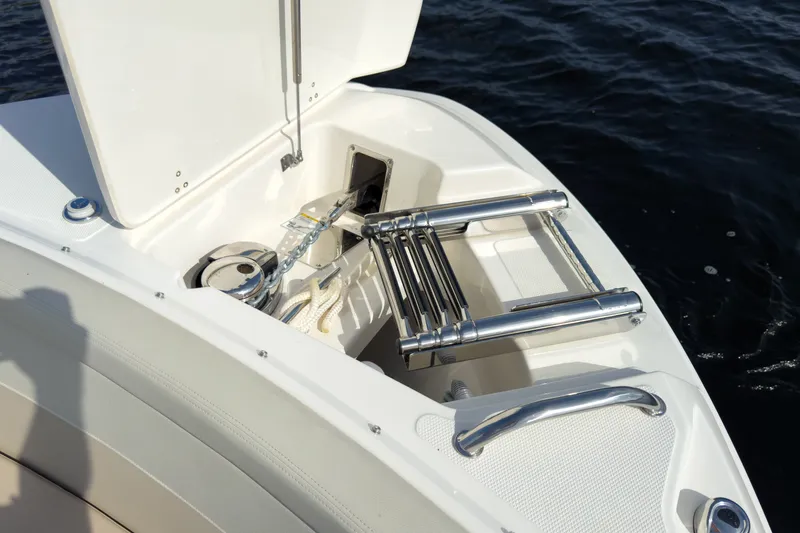 Slide: The Image of Boston Whaler 240 Vantage 2026 - 22