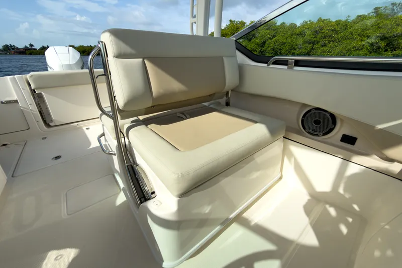 Slide: The Image of Boston Whaler 240 Vantage 2026 - 17