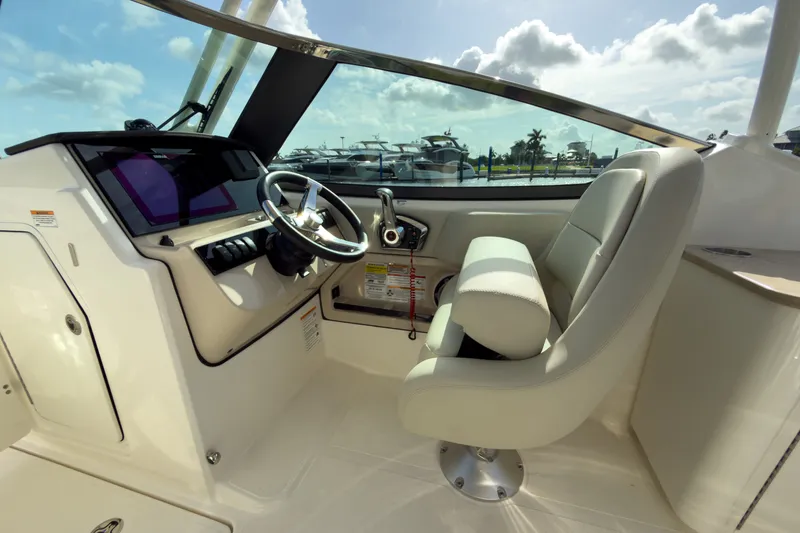 Slide: The Image of Boston Whaler 240 Vantage 2026 - 11