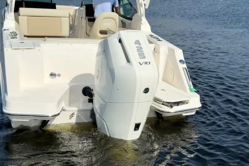 Slide: The Image of Boston Whaler 240 Vantage 2026 - 4