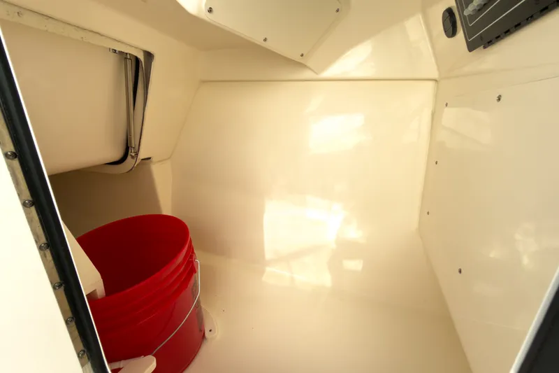Slide: The Image of Boston Whaler 240 Vantage 2026 - 14
