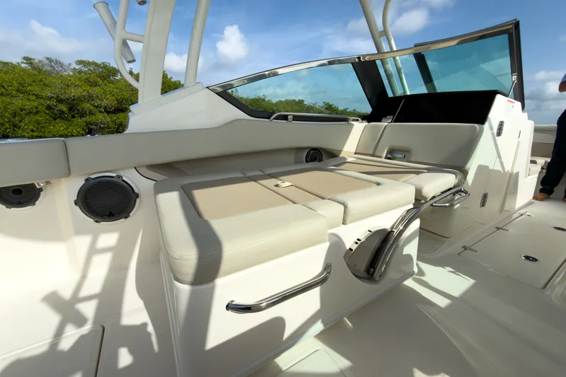 Slide: The Image of Boston Whaler 240 Vantage 2026 - 16