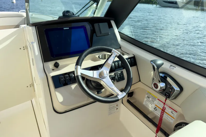 Slide: The Image of Boston Whaler 240 Vantage 2026 - 10