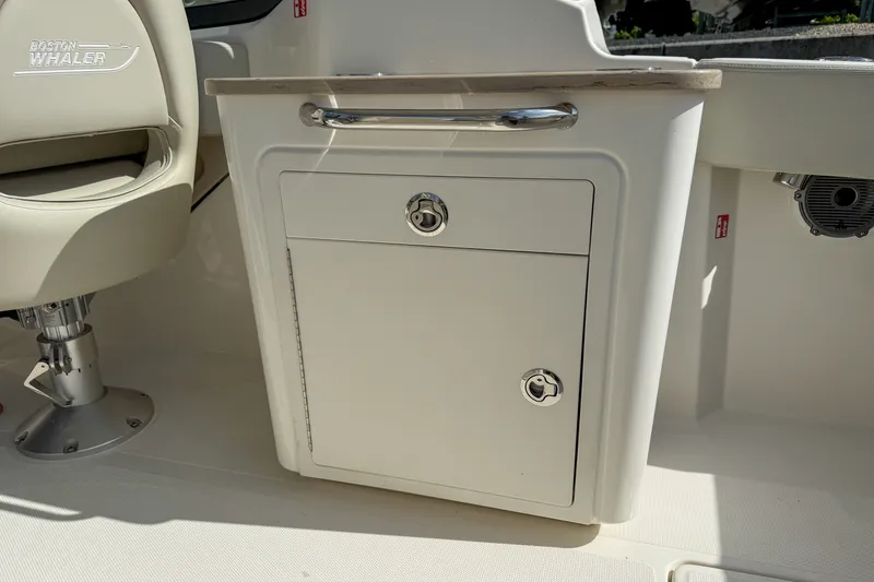 Slide: The Image of Boston Whaler 240 Vantage 2026 - 7
