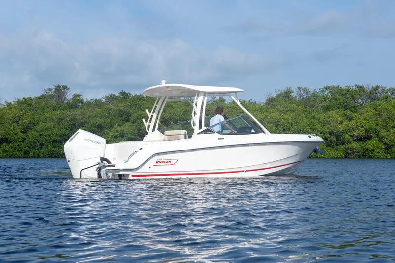 Slide: The Image of Boston Whaler 240 Vantage 2026 - 25