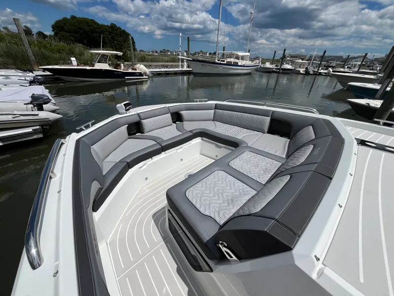 Slide: The Image of Galeon 375 GTO 2025 - 39