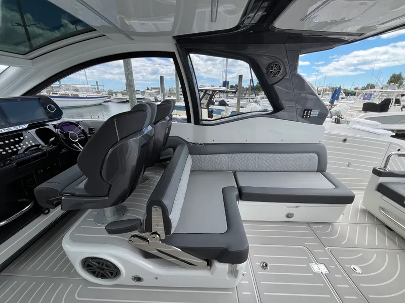 Slide: The Image of Galeon 375 GTO 2025 - 10