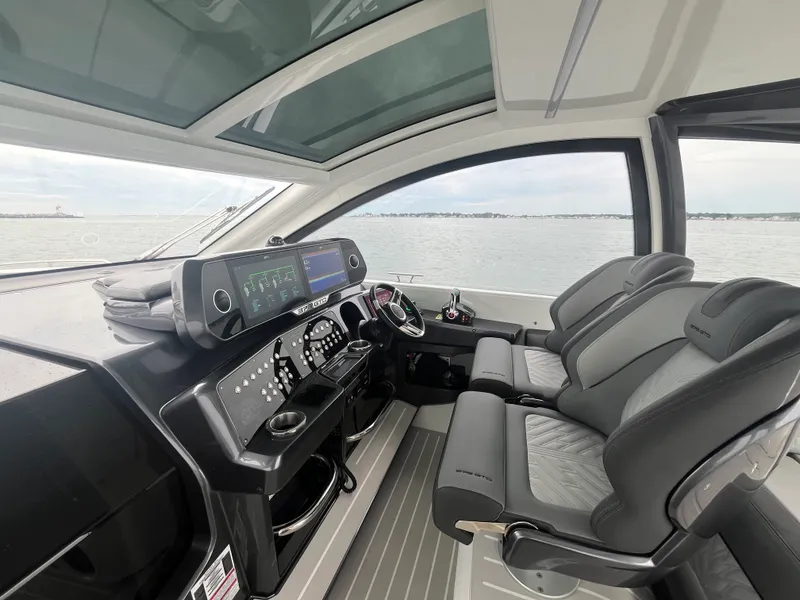 Slide: The Image of Galeon 375 GTO 2025 - 16