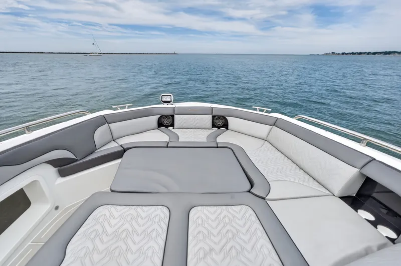 Slide: The Image of Galeon 375 GTO 2025 - 38