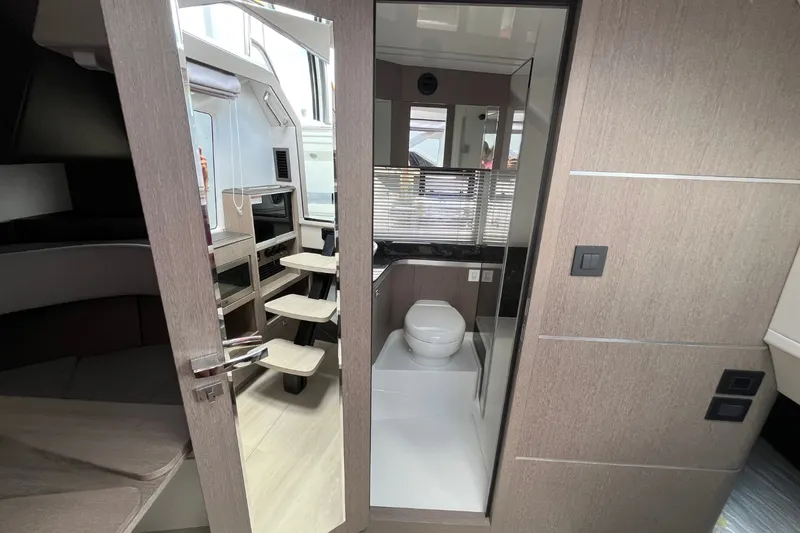 Slide: The Image of Galeon 375 GTO 2025 - 33
