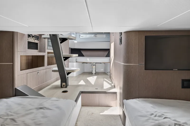 Slide: The Image of Galeon 375 GTO 2025 - 35