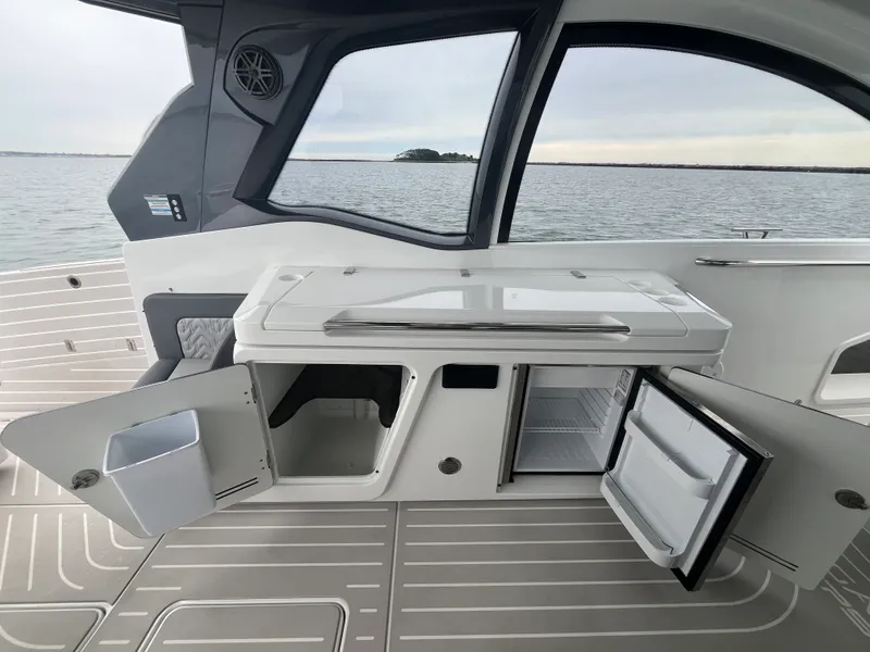 Slide: The Image of Galeon 375 GTO 2025 - 12