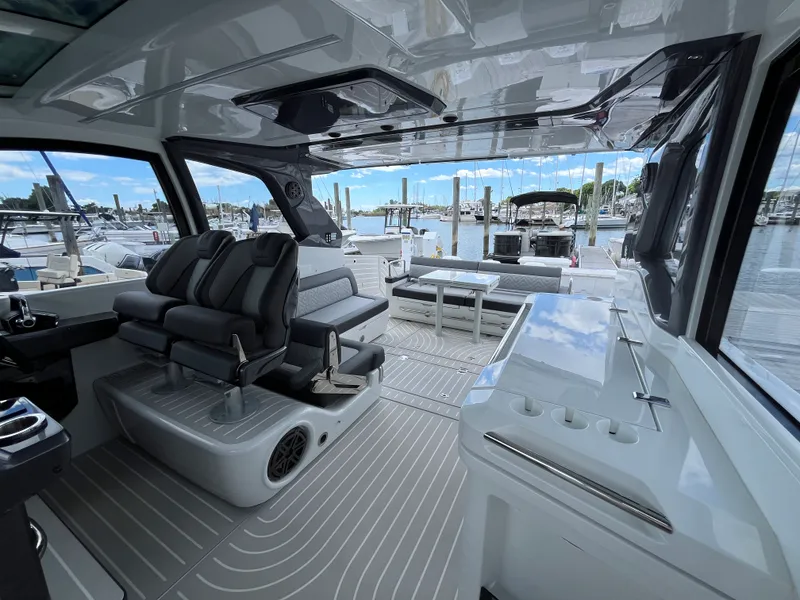 Slide: The Image of Galeon 375 GTO 2025 - 19