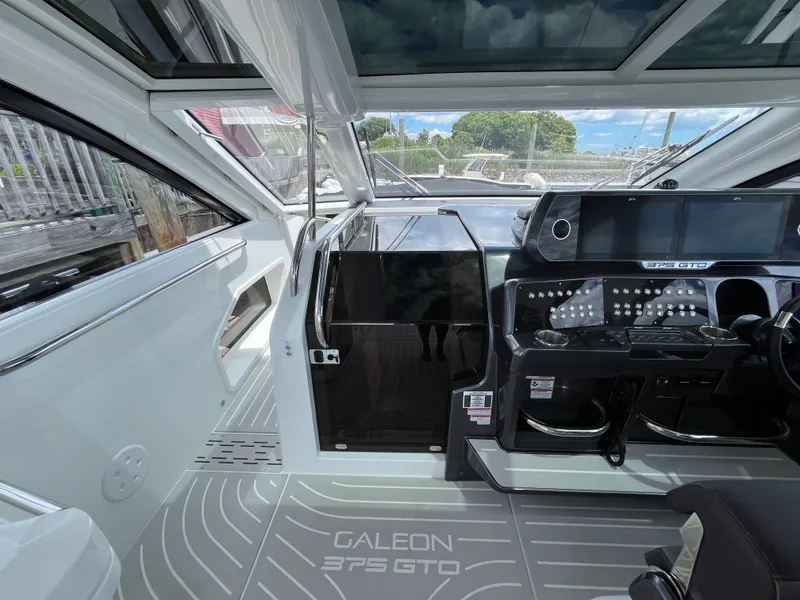 Slide: The Image of Galeon 375 GTO 2025 - 20