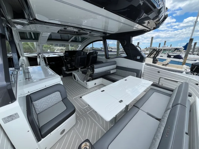 Slide: The Image of Galeon 375 GTO 2025 - 5