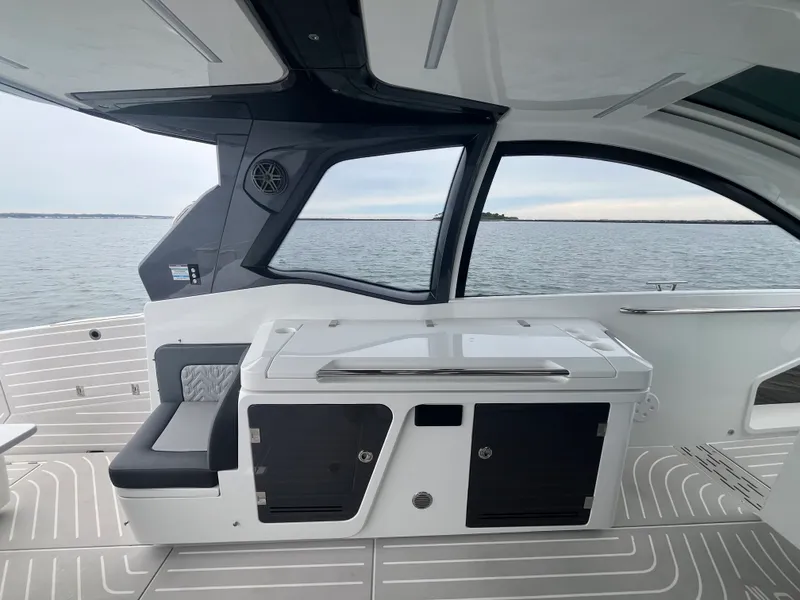 Slide: The Image of Galeon 375 GTO 2025 - 11