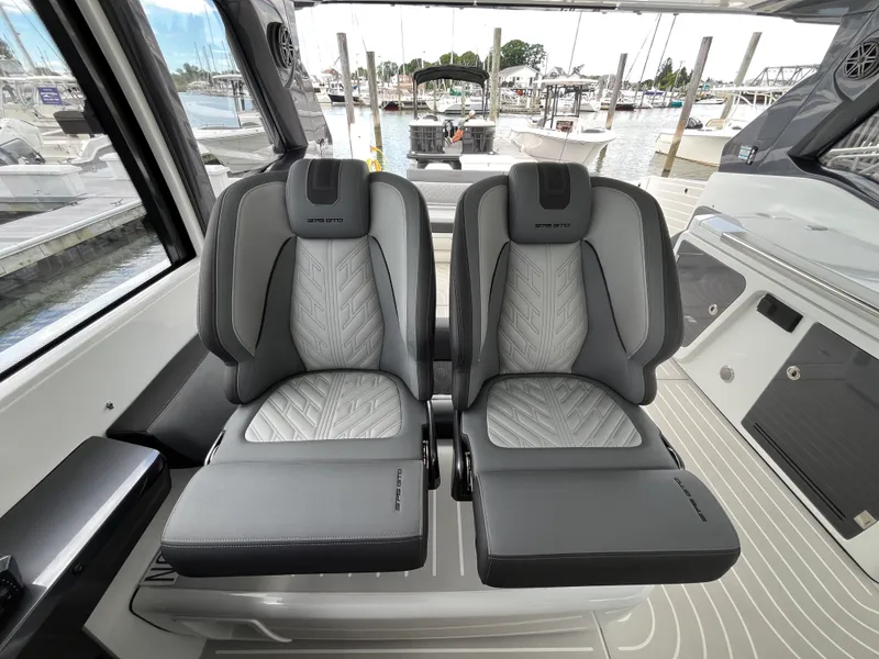Slide: The Image of Galeon 375 GTO 2025 - 14