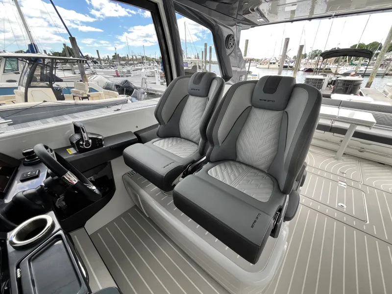 Slide: The Image of Galeon 375 GTO 2025 - 13