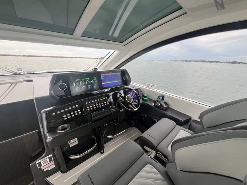 Slide: The Image of Galeon 375 GTO 2025 - 17