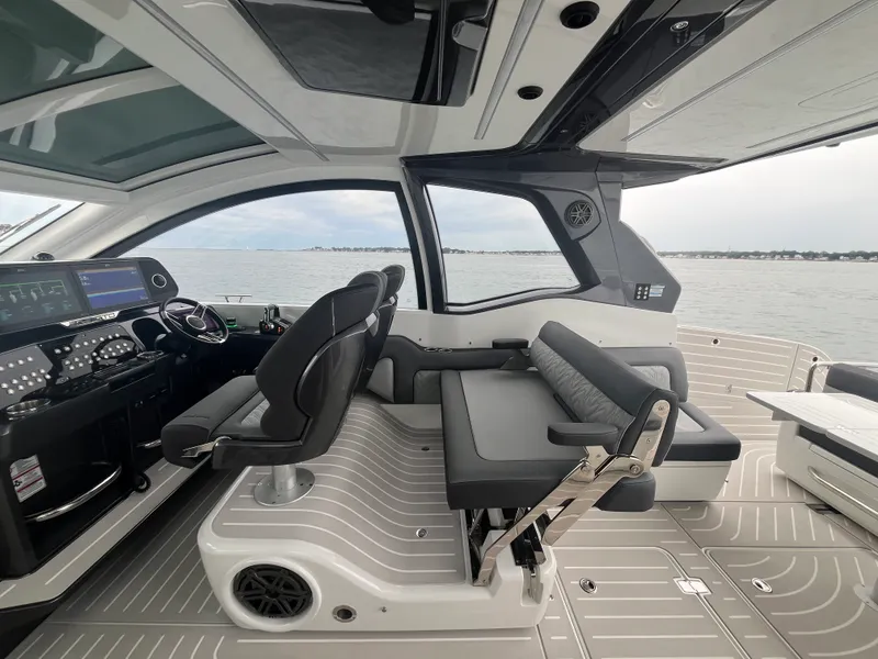 Slide: The Image of Galeon 375 GTO 2025 - 15