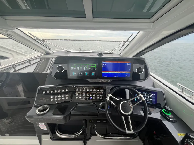 Slide: The Image of Galeon 375 GTO 2025 - 18