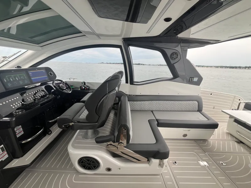 Slide: The Image of Galeon 375 GTO 2025 - 14