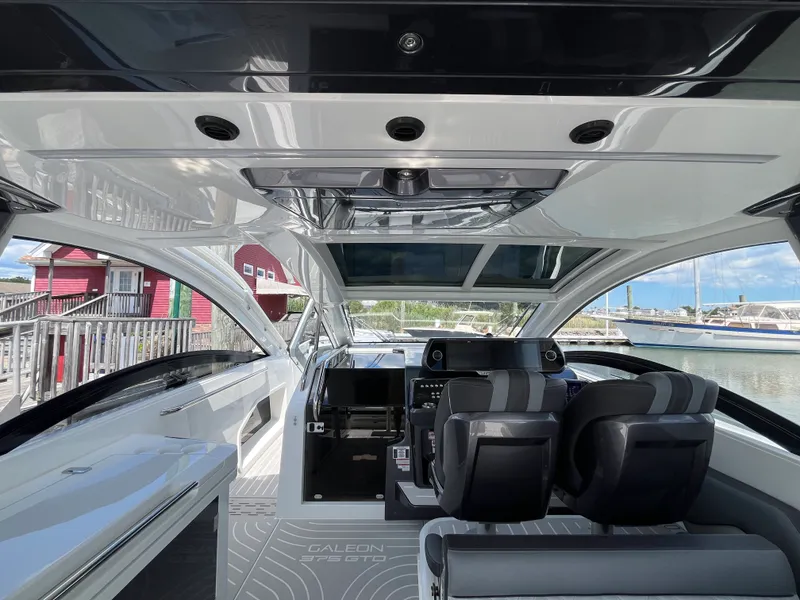 Slide: The Image of Galeon 375 GTO 2025 - 44