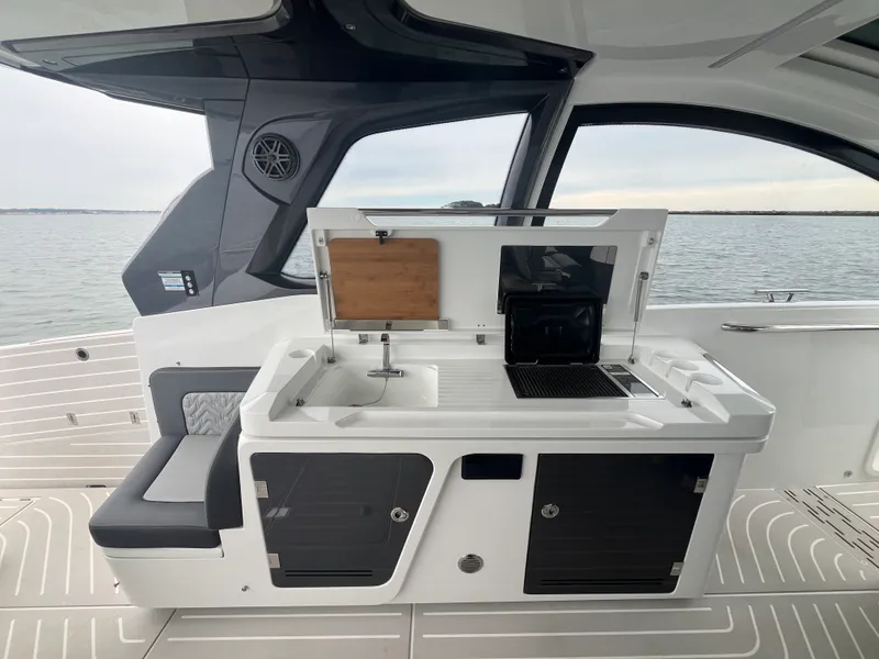 Slide: The Image of Galeon 375 GTO 2025 - 13