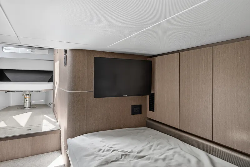 Slide: The Image of Galeon 375 GTO 2025 - 34