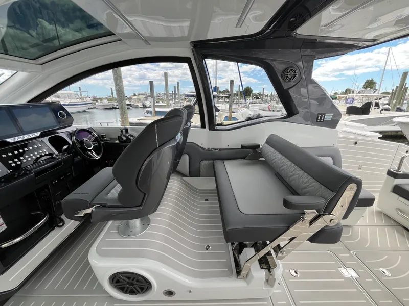 Slide: The Image of Galeon 375 GTO 2025 - 12