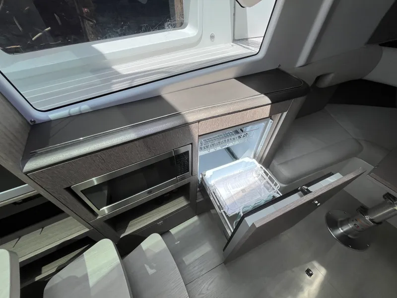 Slide: The Image of Galeon 375 GTO 2025 - 27