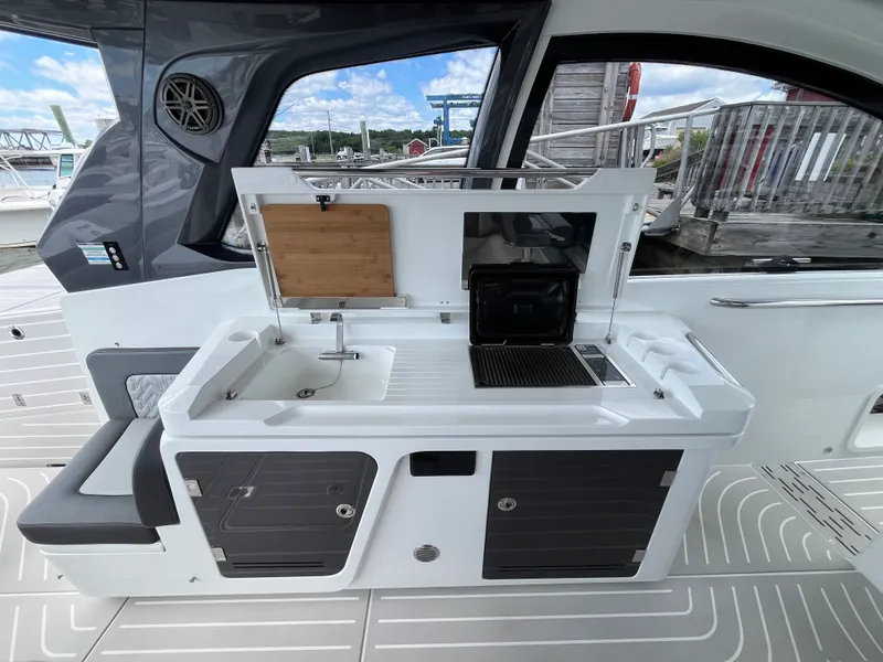Slide: The Image of Galeon 375 GTO 2025 - 7