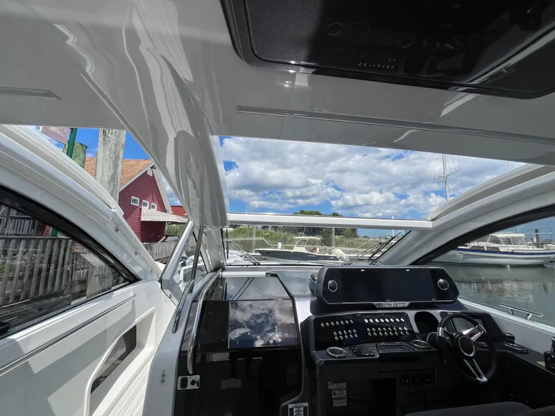 Slide: The Image of Galeon 375 GTO 2025 - 38