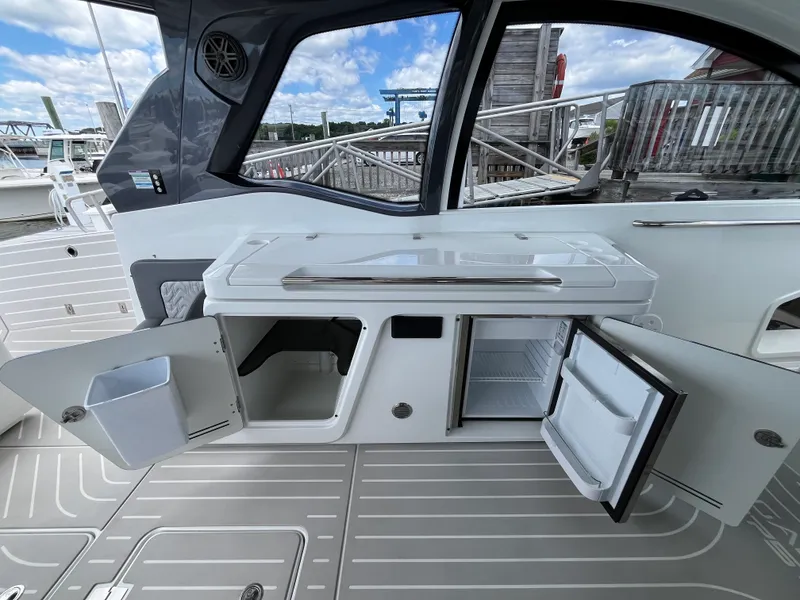 Slide: The Image of Galeon 375 GTO 2025 - 9