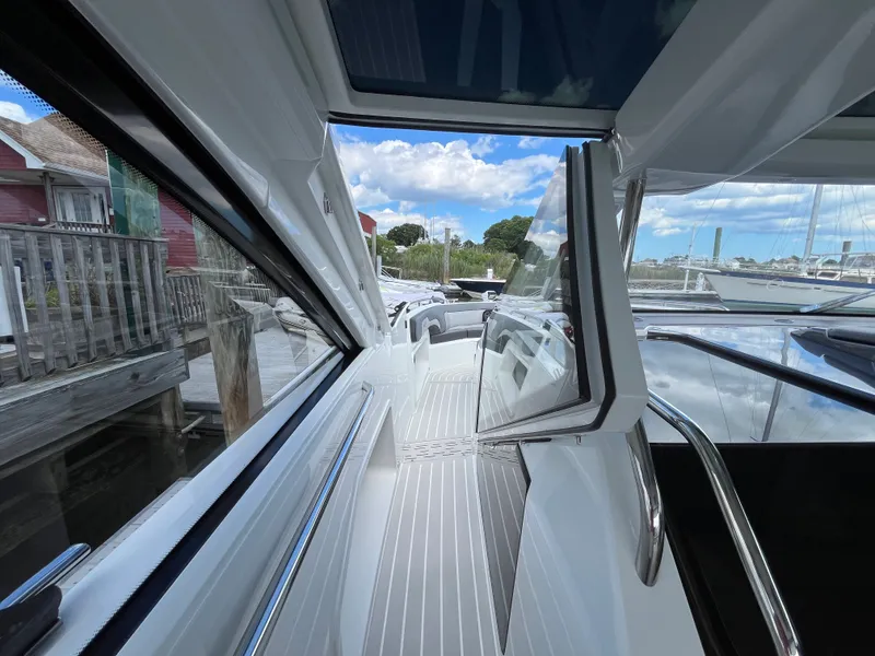 Slide: The Image of Galeon 375 GTO 2025 - 36