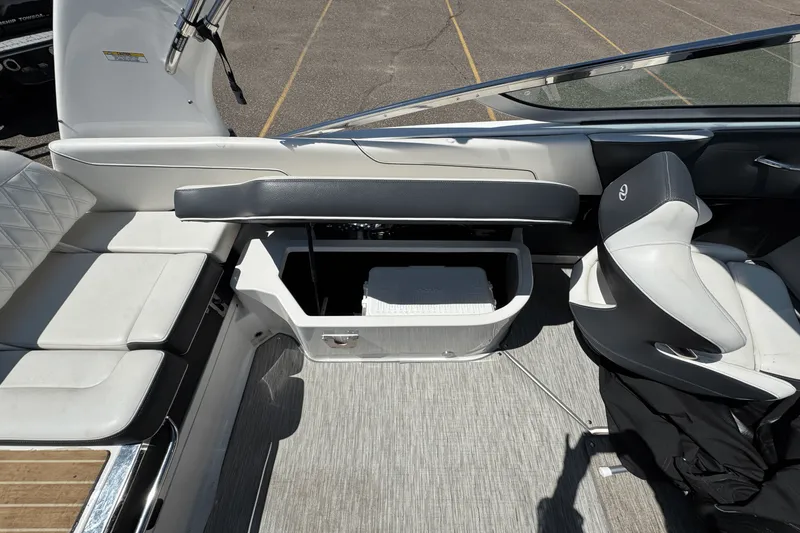 Slide: The Image of Regal 2300 BOW RIDER 2018 - 11