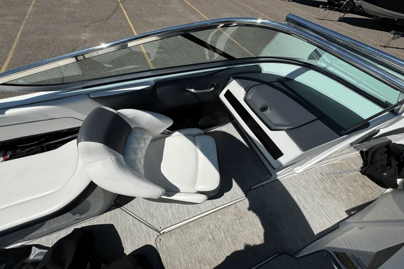 Slide: The Image of Regal 2300 BOW RIDER 2018 - 15