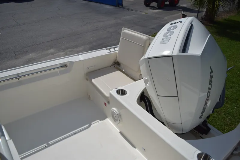 Slide: The Image of Boston Whaler 210 Montauk 2026 - 5