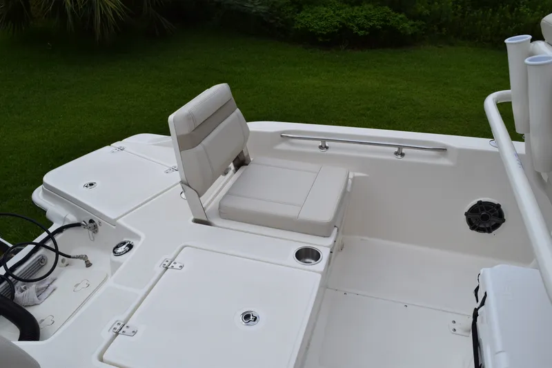 Slide: The Image of Boston Whaler 250 Dauntless 2026 - 4