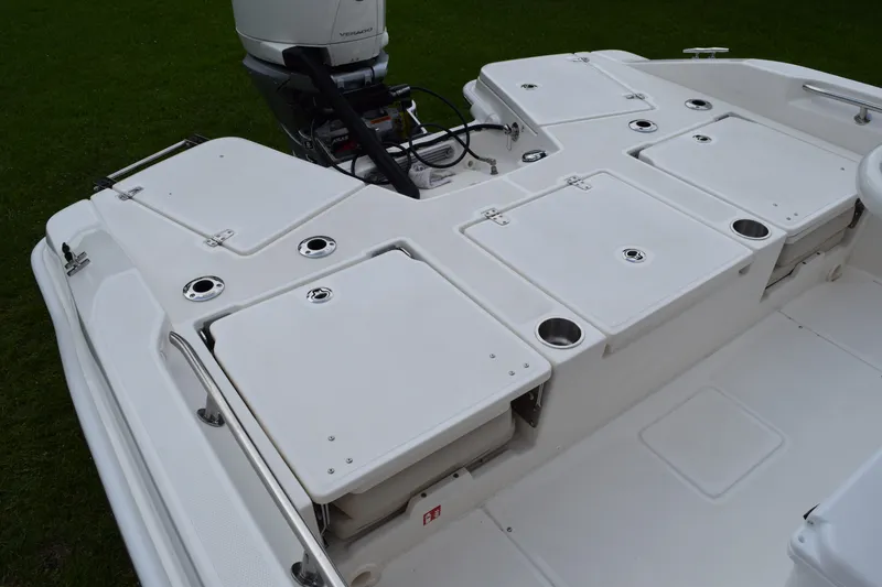 Slide: The Image of Boston Whaler 250 Dauntless 2026 - 5