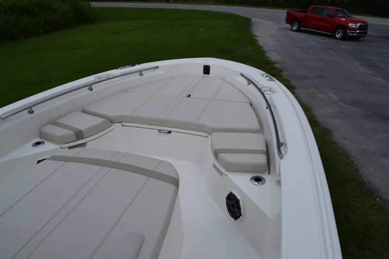 Slide: The Image of Boston Whaler 250 Dauntless 2026 - 18